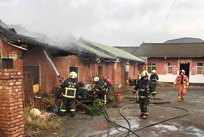 妇人綑绑男友不给吃食3天险酿人命，被逮饬回后又在秀水砖造平房烧纸钱，酿成火灾。。（中时资料库）