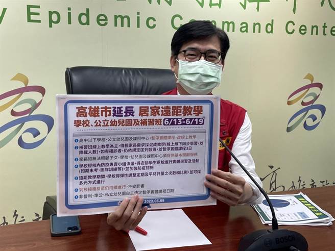 ，高市府宣布，高中以下校园暂停实体课程延长至6月19日，但学校经校内防疫专责小组决议，可以安排学生返校进行实体学习及活动，而补习班则以线上为主，但得视家长需求採混成教学。（洪浩轩摄）