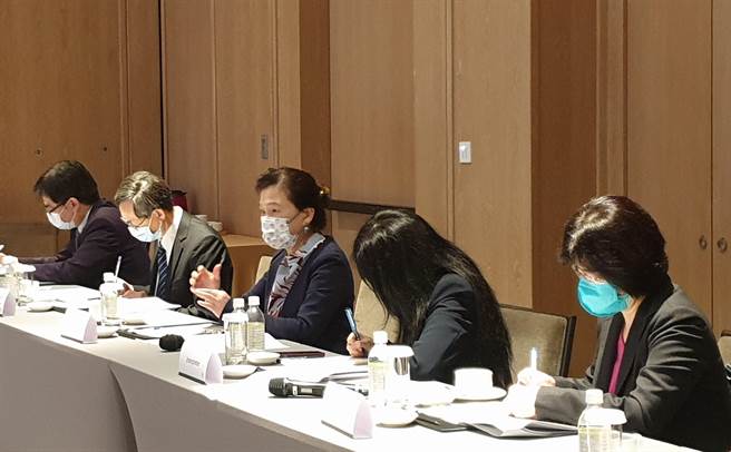 經濟部長王美花(中)與法參議員友台小組成員會談。(圖／經濟部提供)