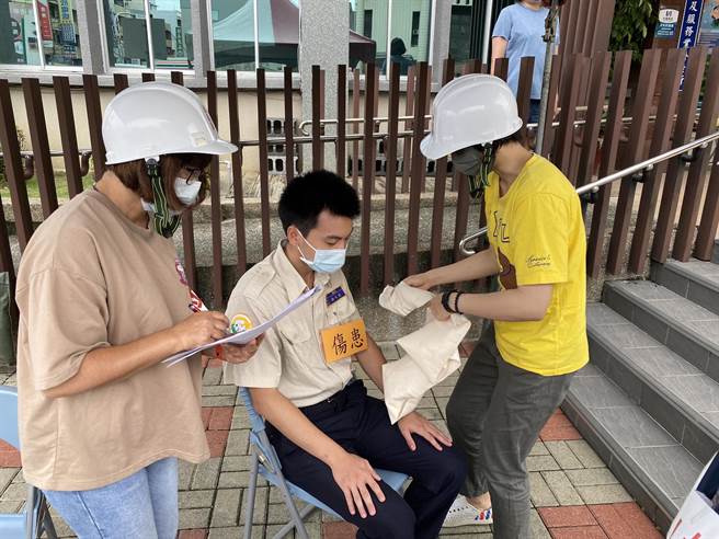 台南西港区公所上百人防灾演练，模拟地震引发火灾应变流程。（台南市西港区公所提供／刘秀芬台南传真）