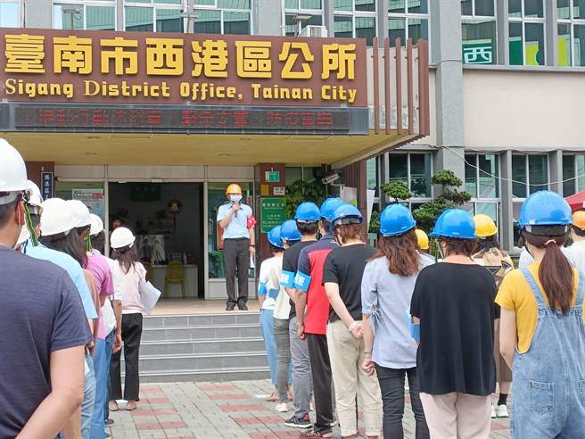 台南西港区公所上百人防灾演练，模拟地震引发火灾应变流程。（台南市西港区公所提供／刘秀芬台南传真）