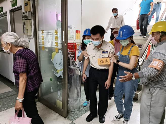 台南西港区公所上百人防灾演练，模拟地震引发火灾应变流程。（台南市西港区公所提供／刘秀芬台南传真）