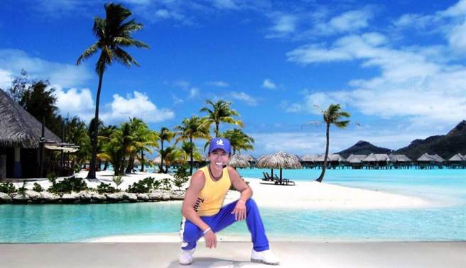 潘若迪藉由更换线上课程背景，让学员体验环游世界。（艾迪升传播提供）