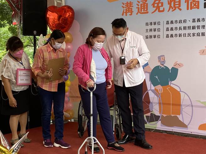 黃姊因車禍而行動不便，經復健治療及外籍看護協助漸有起色。（廖素慧攝）