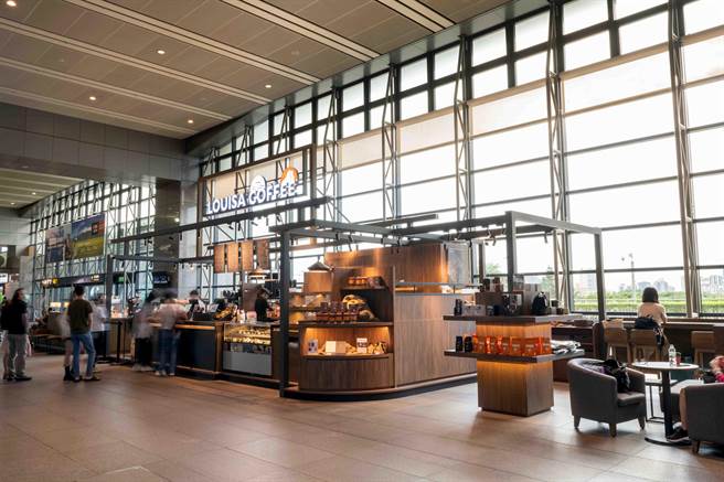 「台湾高铁x路易莎」台中联名店，即日起正式开幕营运。（台湾高铁提供／冯惠宜台中传真）