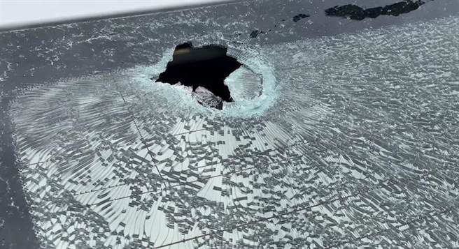 白车满布弹孔。（曹婷婷摄）