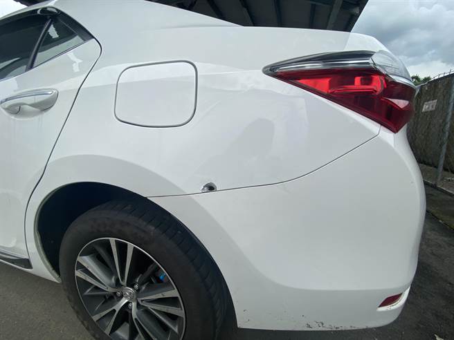 白车满布弹孔。（曹婷婷摄）