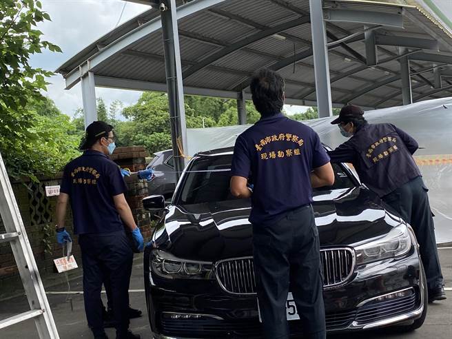 警方在黑色宾士车採证。（曹婷婷摄）