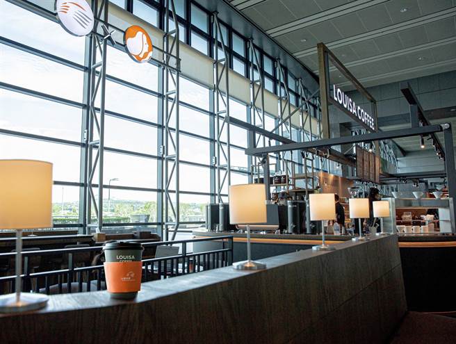 「台湾高铁X路易莎」联名店提供旅人明亮的照明台灯。（路易莎提供）