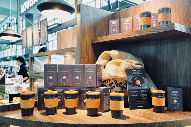 台湾高铁与路易莎携手推限量联名循环杯，	500元。（路易莎提供）