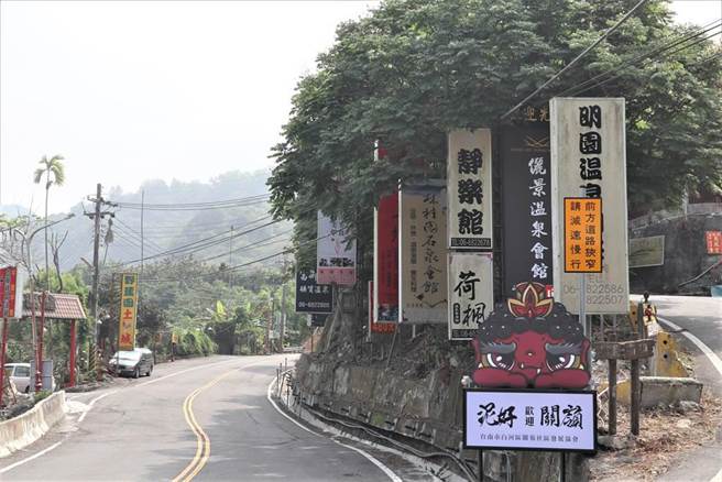 泡汤淡季又逢疫情衝击，近来台南关子岭温泉区住房率平均减少4成，暑假即将到来，有业者推出住房「买一送一」优惠活动，也有不少业者利用疫情空窗期，加紧维修设施。（张毓翎摄）