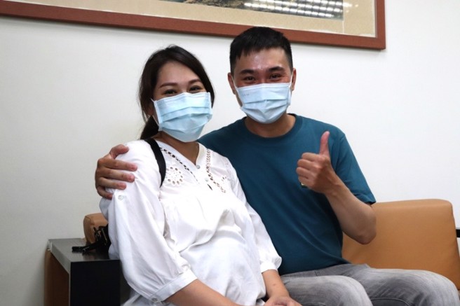 高科大附设进修学院今年毕业生中的一对年轻夫妻檔。(照片/高雄科技大学提供)