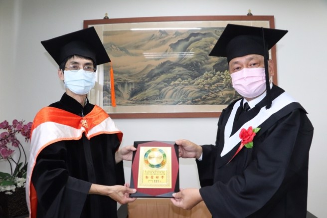 高科大附设进修学院今年毕业生。(照片/高雄科技大学提供)