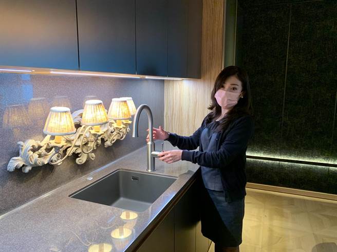 台中七期建案「由鉅惟上」採用医疗级316L不锈钢的出水设备，为住户用水安全把关。（卢金足摄）