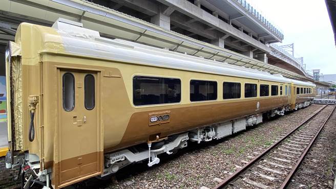 EMU100型电联车于1978年以「自强号」之名，从台北首航至台中，是台湾首款电联车。（陈淑芬摄）