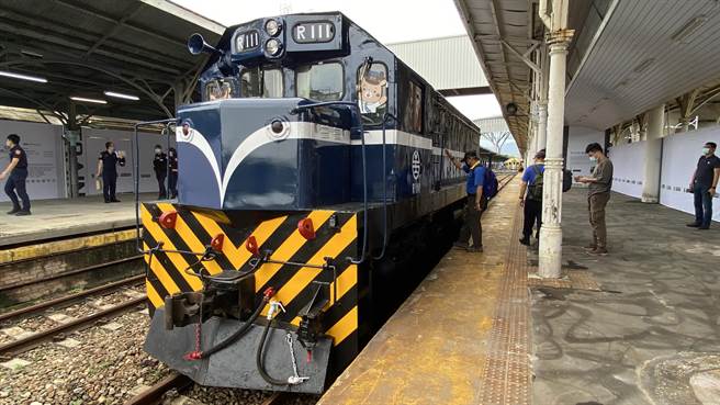 R100型柴电机车是1970年莒光号标准牵引机。（陈淑芬摄）