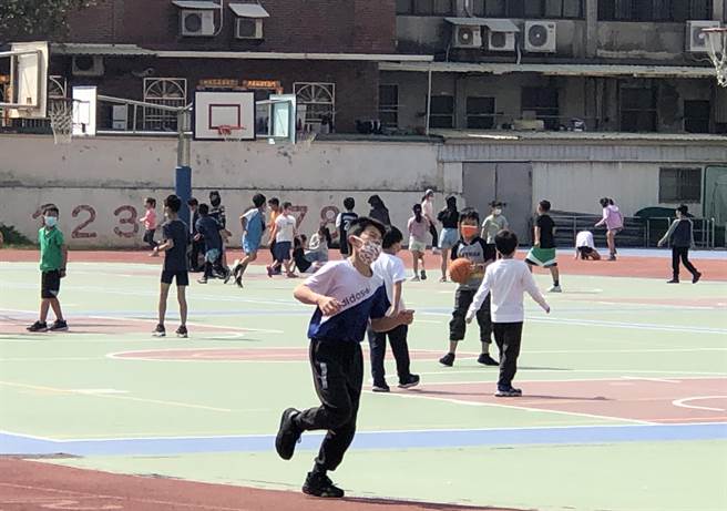 金門縣府今天宣布，國小自下周一(13日)起恢復實體課程。（資料照片／李金生攝）