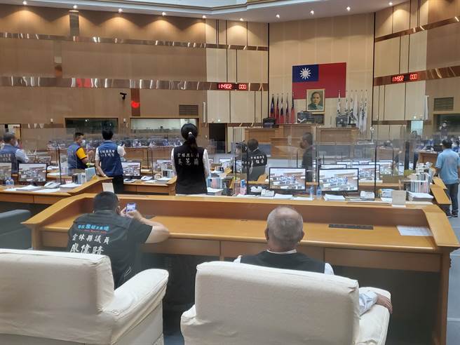 云林县议会国民党团、诚信党团、民意政团议员几乎全员到齐欢送吴国正（右上角）。（周丽兰摄）