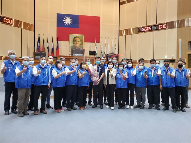 县长张丽善也率所有主管起立鼓掌致谢并与吴国正合照。（周丽兰摄）