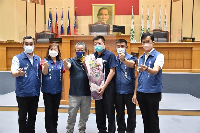 国民党团替地准备花束送给吴国正主任，带来一阵惊喜，议长沈宗隆带领党团议员们表达心意，右起县议员李明哲、总召林建鸿、吴国正、沈宗隆、赖淑娞、顏忠义。（周丽兰摄）