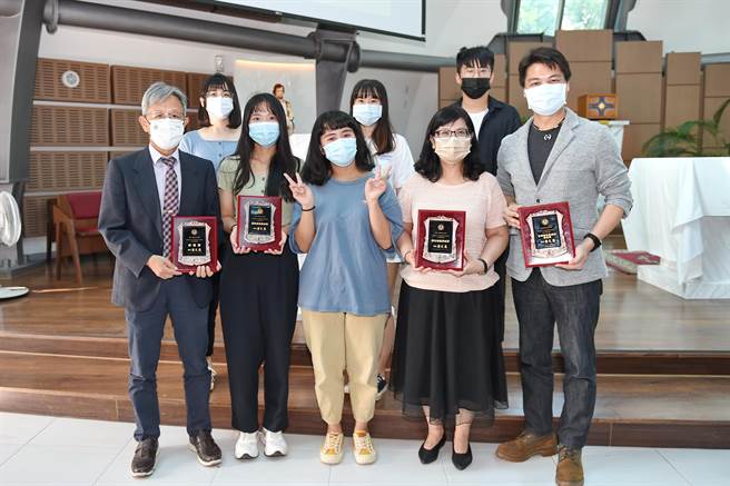 静宜学生会的法规编纂具组织架构性，加上成员来自各系学会的正副会长或干部，彼此熟识，更易促进合作与凝聚力，也能贴近学生的想法。（静宜大学提供）