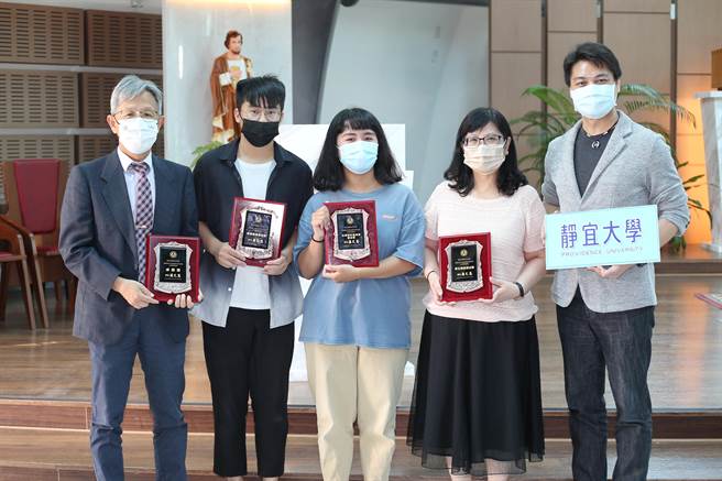 静宜学生会推动「学权行动服务台」，每周一在校园内设置摊位，让学生就近表达学餐、停车场等权益的想法及意见。（静宜大学提供）