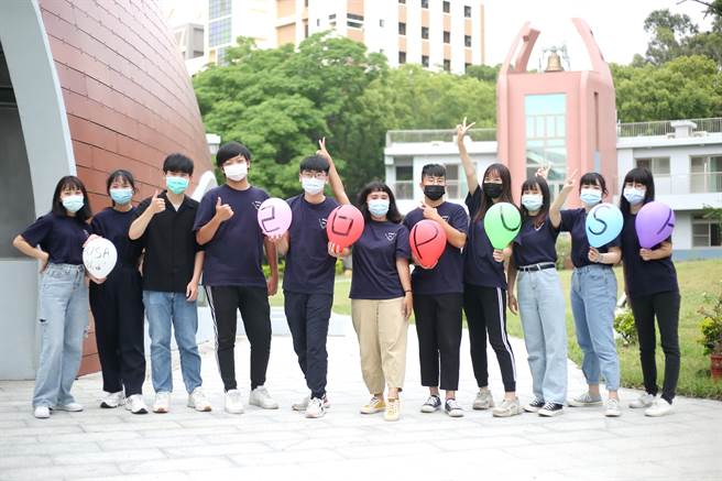 静宜学生会比照中选会，拥有完整的选罢法；选举前也举办选监人员研习营，教导学生如何开票、监票，因此，荣获选举制度杰出奖。（静宜大学提供）