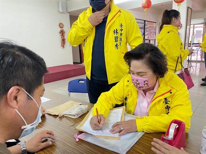 台中市议员林碧秀赶在最后一天，到国民党市党部完成提名登记。(国民党台中市党部提供／林欣仪台中传真)