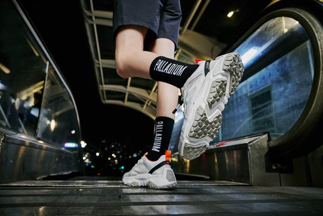 橘标防水OFF-GRID LO轮胎潮鞋结合全地形轮胎大底、一秒快穿设计与橘标防水科技鞋款，展现未来科技风，3180元。（PALLADIUM提供）