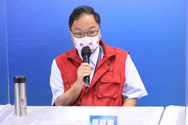 民政局长吴世玮在疫情记者会表示，里办公室送关怀包夹下届里长参选人竞选小物相当不妥。（台中市政府提供／冯惠宜台中传真）