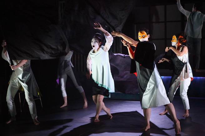 晓剧场10至12日将在万座晓剧场演出《之间》，作品是由导演锺伯渊改编自宫部美幸《哭泣童子》、《和尚的壶》。（张立勋摄）