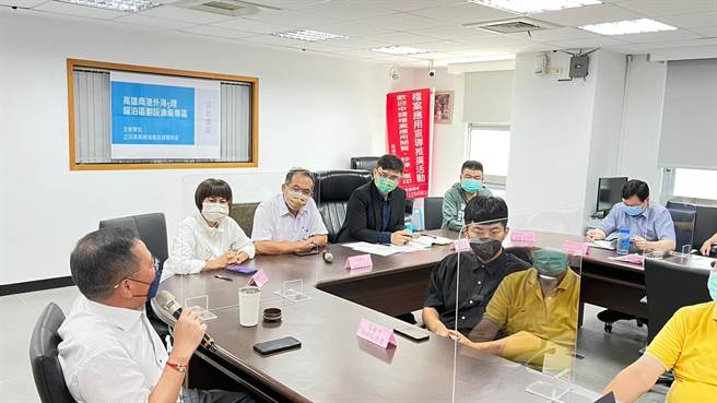 立法委员赖瑞隆邀集渔业署、航港局、港务公司等相关单位召开座谈会，与渔民面对面沟通。（翻摄赖瑞隆脸书／高雄洪靖宜传真）