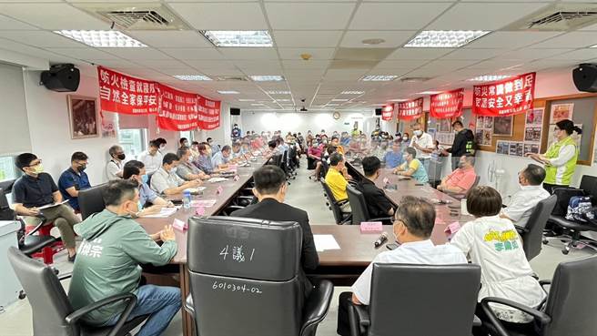 立法委员赖瑞隆邀集渔业署、航港局、港务公司等相关单位召开座谈会，与渔民面对面沟通。（翻摄赖瑞隆脸书／高雄洪靖宜传真）