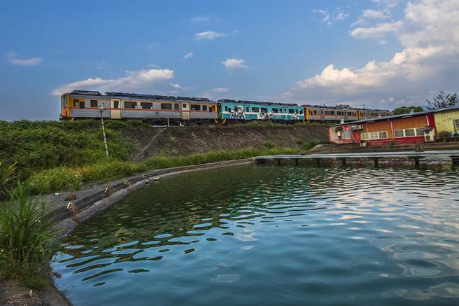 内湾线观光列车到内湾站1 年有20万人次，约占内湾游客量的8分之1，县府提2方案希望六家直达内湾，提升大眾运具运量，但未获支持续。（罗滨摄）