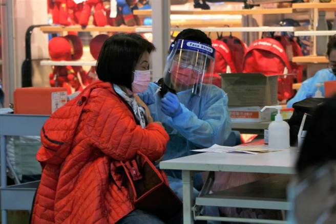 屏县府宣布11日在33乡镇卫生所、屏东火车站、潮州火车站开设BNT疫苗速打站。（谢佳潾摄）