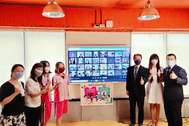 基隆市教育处与日本广岛县廿日市市进行国中学生的线上交流活动，教育处长杜国正（图右三）出席参与。（基隆市教育处提供／张志康基隆传真）