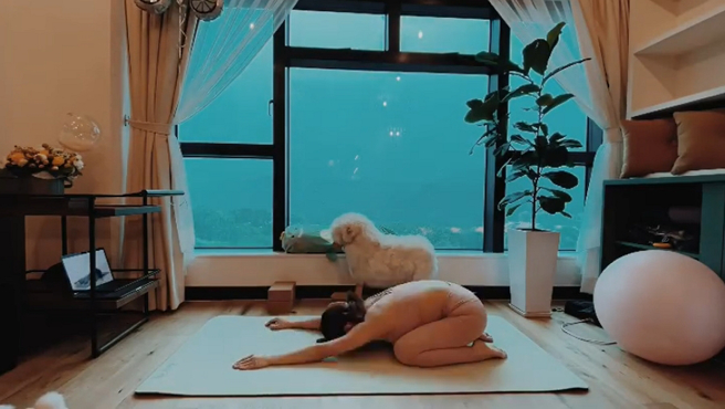 何雁詩1日才生下愛的結晶，近日曬出產後嚴格體態管理模樣，引起網友熱議。(圖/ 摘自何雁詩IG)