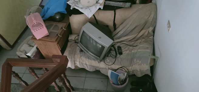 另外还有网友也拍下，自家外楼梯间堆满废弃物，有老旧电视、沙发椅、书桌、垃圾桶...等，影响上下楼梯动线。（翻摄自脸书爆料公社二社）