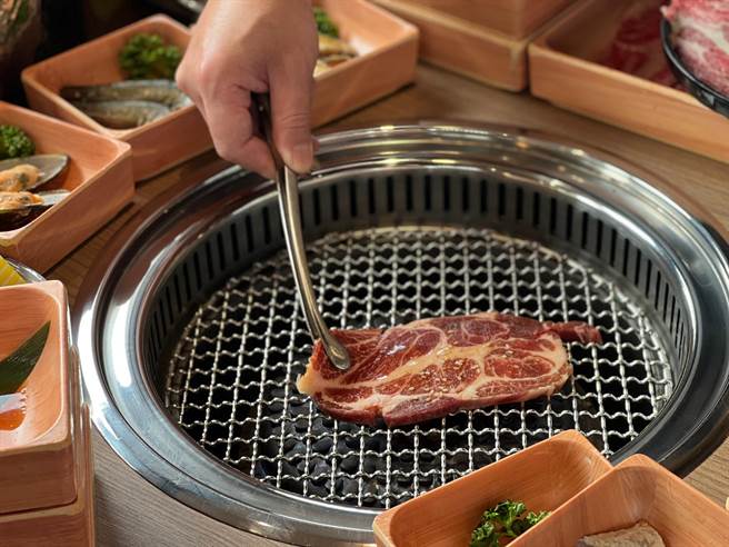 火烤两吃吃到饱。（柯宗纬摄）