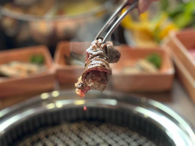 火烤两吃吃到饱。（柯宗纬摄）