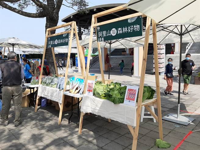 阿里山咖啡、轿篙笋、蔬果等阿里山邹森林好物也将于6月11、12日在关西服务区户外摊位贩售。（嘉义林管处提供／张亦惠嘉县传真）