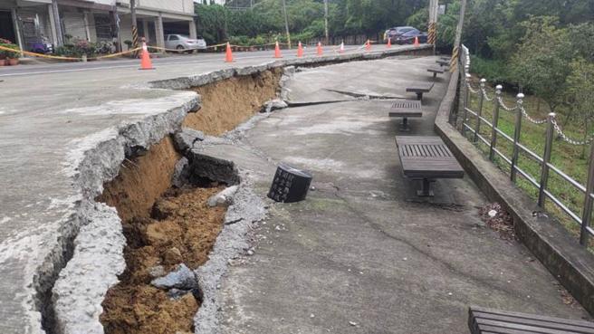   連續降雨，新竹寶山水庫大壩旁的廣場9日出現嚴重下陷，現場已拉起封鎖線，台水公司第三區管理處表示，與相關養護單位會勘後，將進行討論，盡快提出搶修辦法。（圖/ 中央社）