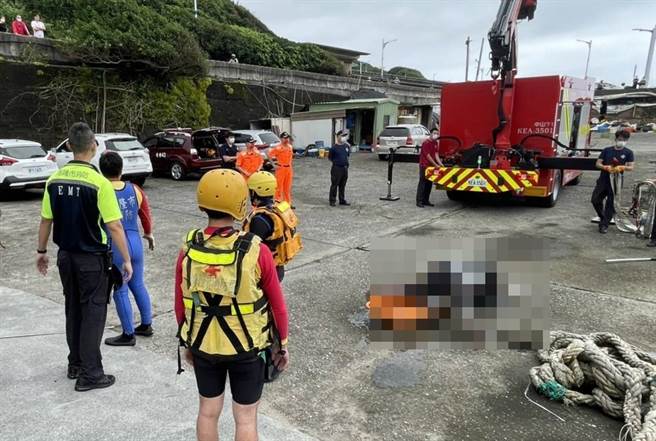9日下午基隆大武崙漁港發現港區內有一具遺體，消防單位將其撈起，身分還有待調查。（民眾提供／張志康基隆傳真）