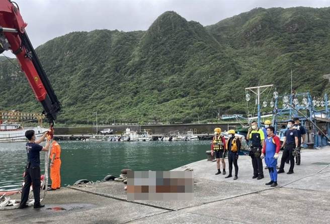 9日下午基隆大武崙漁港發現港區內有一具遺體，消防單位將其撈起，身分還有待調查。（民眾提供／張志康基隆傳真）