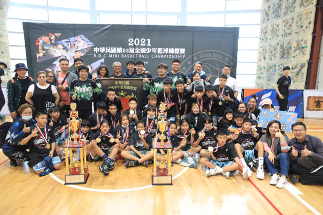 宜兰县南澳国小荣获110 年第53届少年篮球锦标赛MINI 女童组冠军四连霸(图/南澳国小提供)
