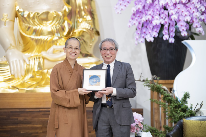 中區總住持覺居法師以講師紀念光碟致贈鄭隆賓醫師。(圖/佛光山惠中寺提供)