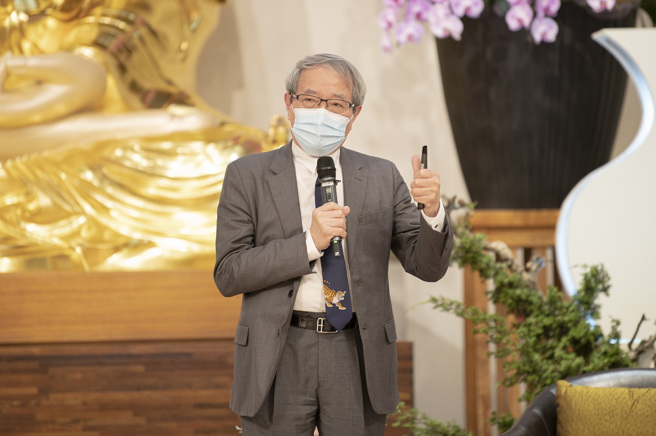 鄭隆賓醫師說：「一條線就是一條命」，他傳承教學的執著從不改變，嚴格要求年輕醫師落實基本功、確實掌握病情、追根究底及培養出堅強團隊。(圖/佛光山惠中寺提供)