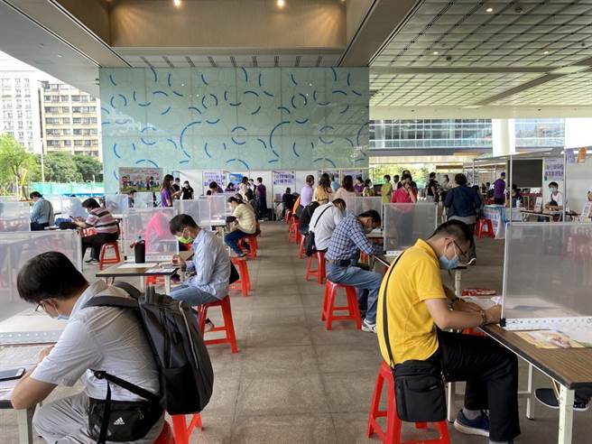 高雄劳工局6月11日于总图举办大型徵才。（高雄劳工局提供／高雄洪靖宜传真）