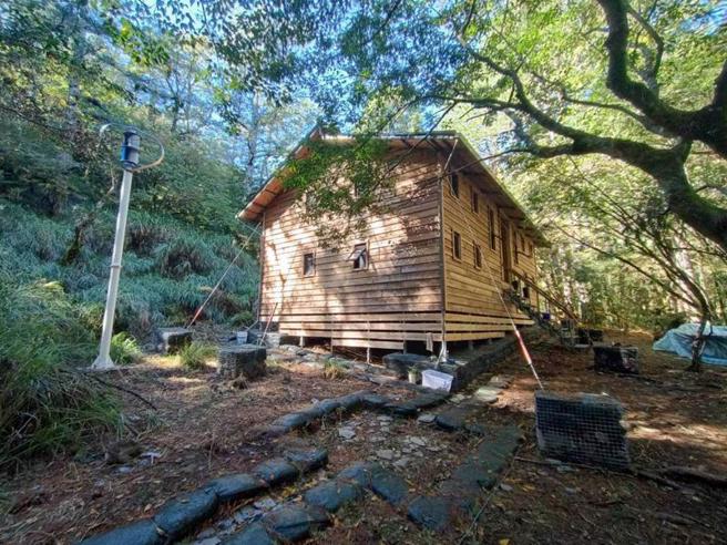 内政部9日表示，为降低屏风山意外的发生，108年起规划兴建避难山屋，在海拔约2050公尺，距中横登山口约6.3公里的屏风松针营地，兴建可容纳32人，包含生态厕所、休憩与交谊等空间的避难山屋。（图/ 中央社）