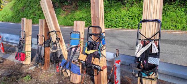  内政部9日表示，屏风山避难山屋的兴建，由于受到地形环境限制，採人力背负740次的方式，将总重量约18.5吨建材运输上山，艰辛犹如蚂蚁搬大象。（图/ 中央社）